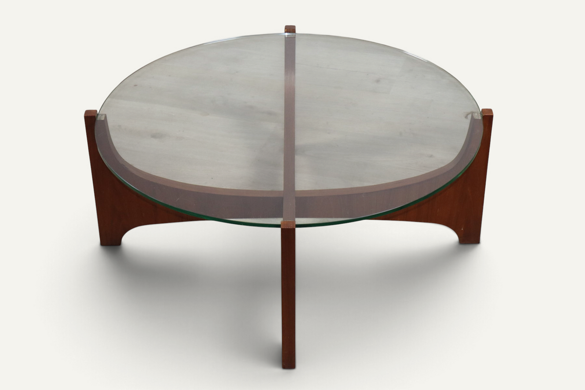 Table basse ronde en teck et verre, d’après Hugues Poignant – Années 60
