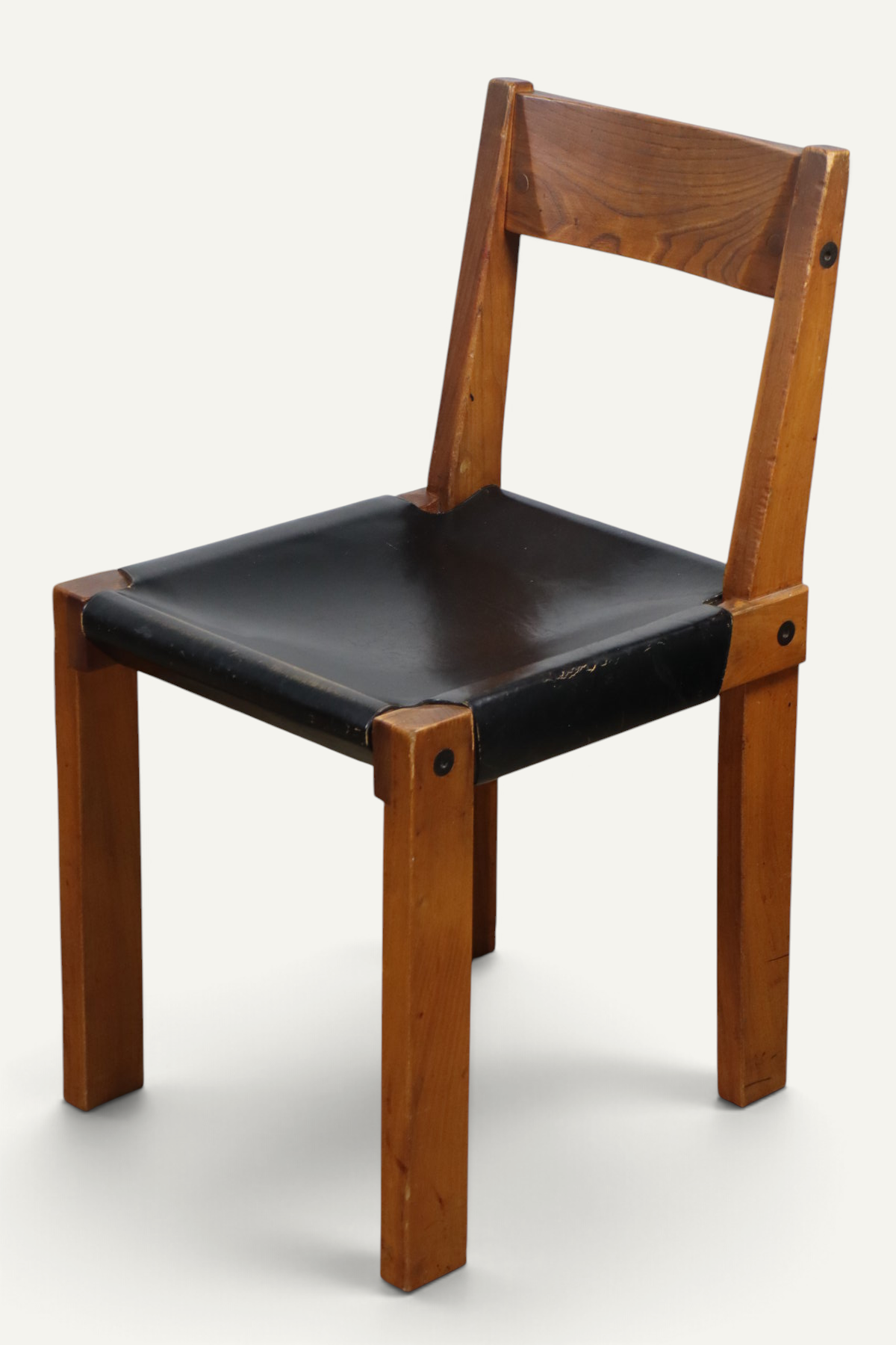 Série de 4 chaises S24 de Pierre Chapo – Orme massif et cuir noir – 1970
