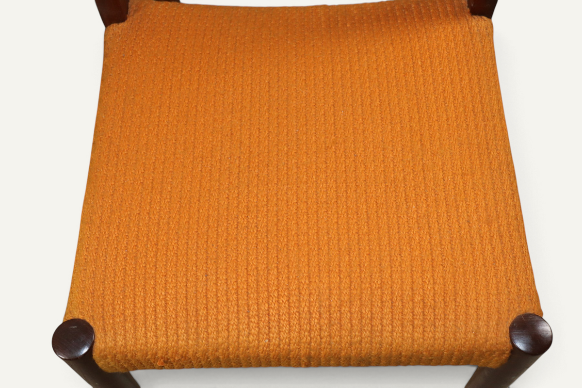 Série de 4 chaises vintage en teck et laine orange – années 60