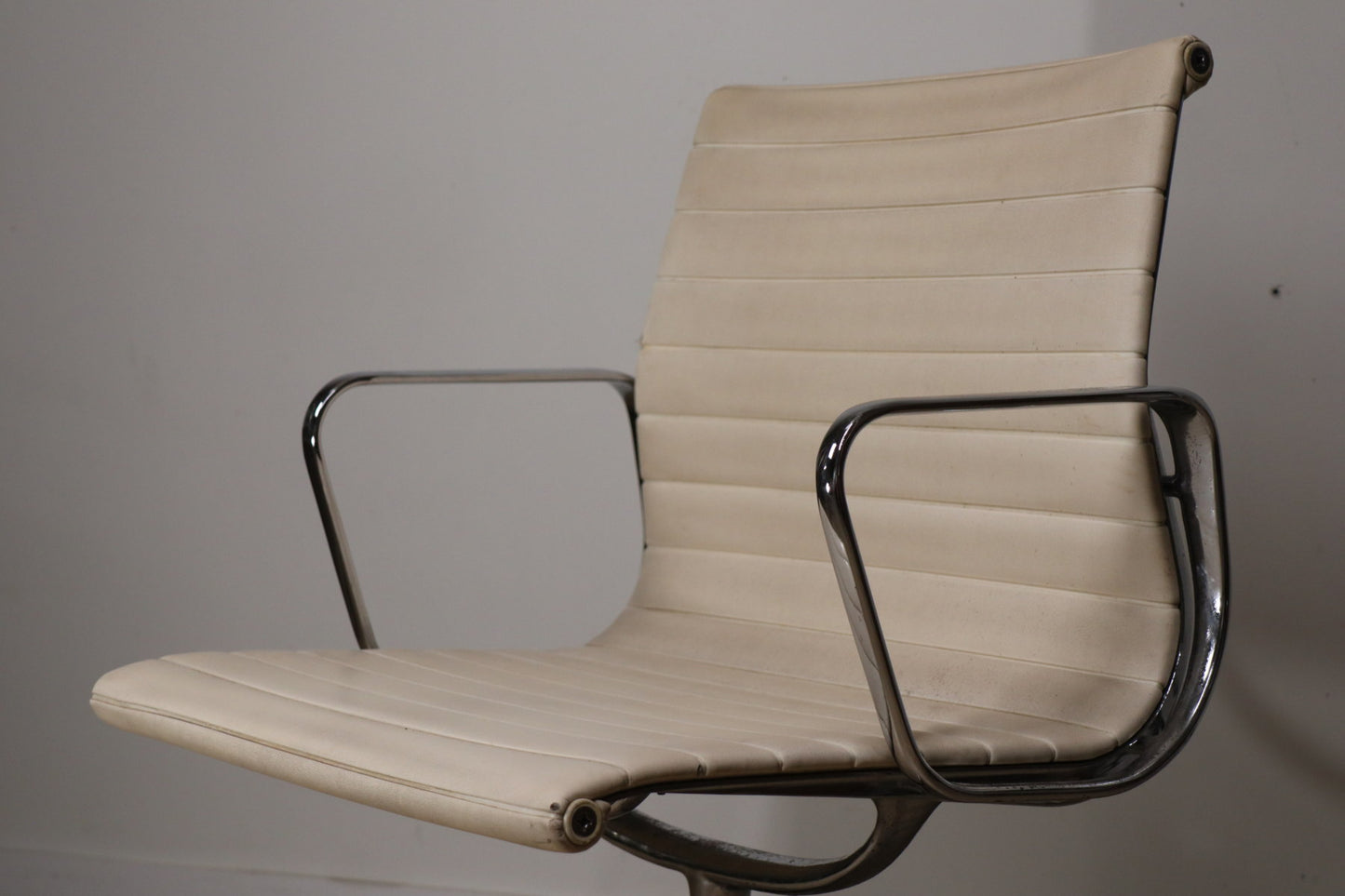 Fauteuil EA 108 en cuir – Charles & Ray Eames – Herman Miller – 1960