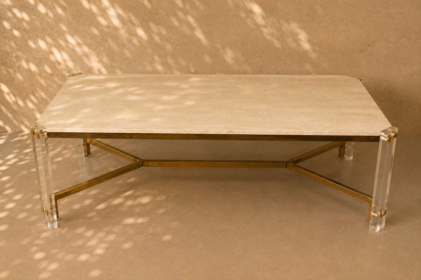 Table de repas années 70 en travertin, métal doré et plexiglas