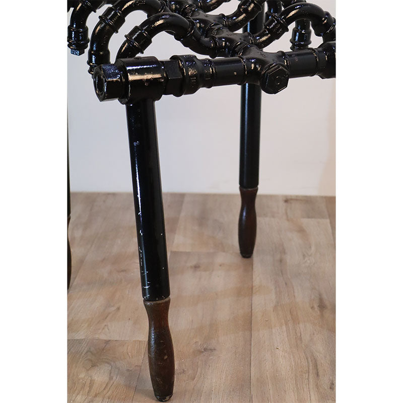 Chaise "squellette" contemporaine en acier laqué noir