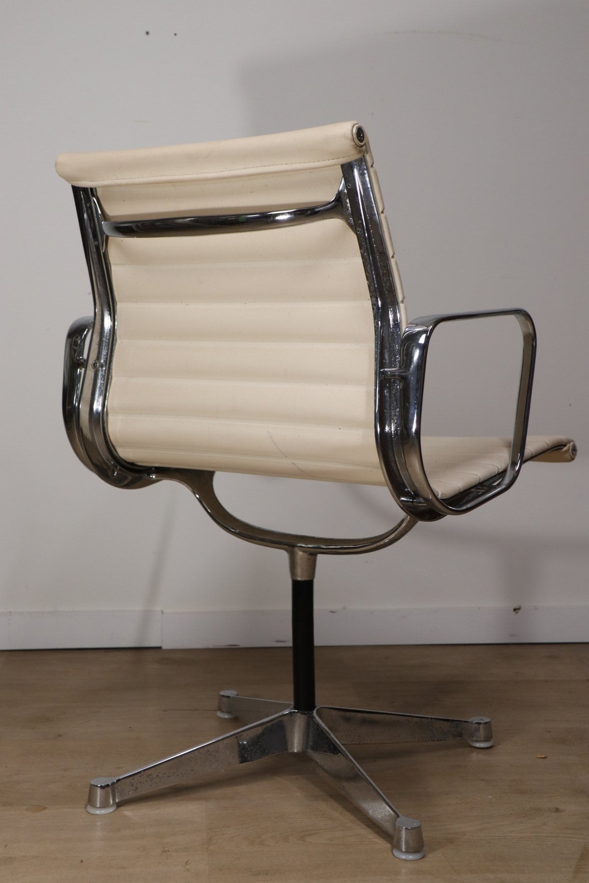 Fauteuil EA 108 en cuir – Charles & Ray Eames – Herman Miller – 1960