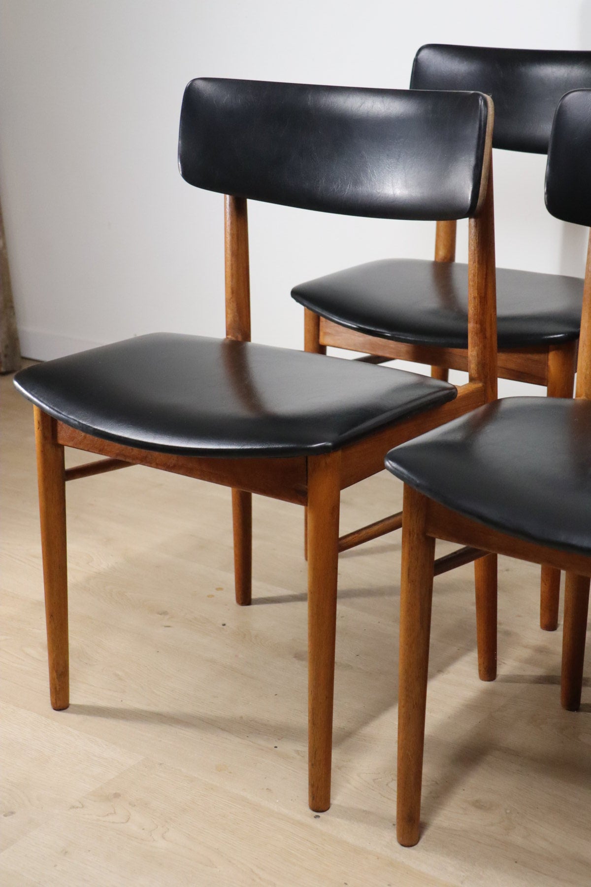 Série de 4 chaises scandinave en teck et skaï, 1960