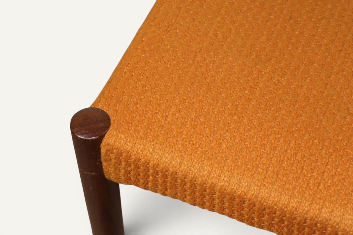Série de 4 chaises vintage en teck et laine orange – années 60