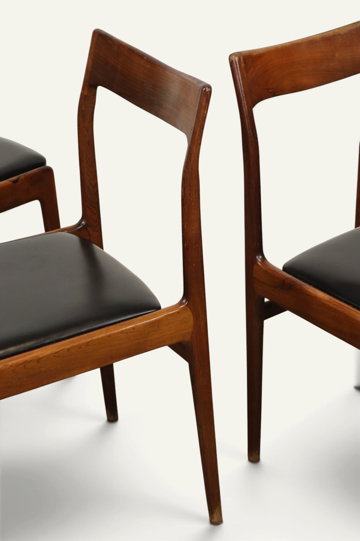 Série de 4 chaises vintage en teck et skaï noir – années 1960