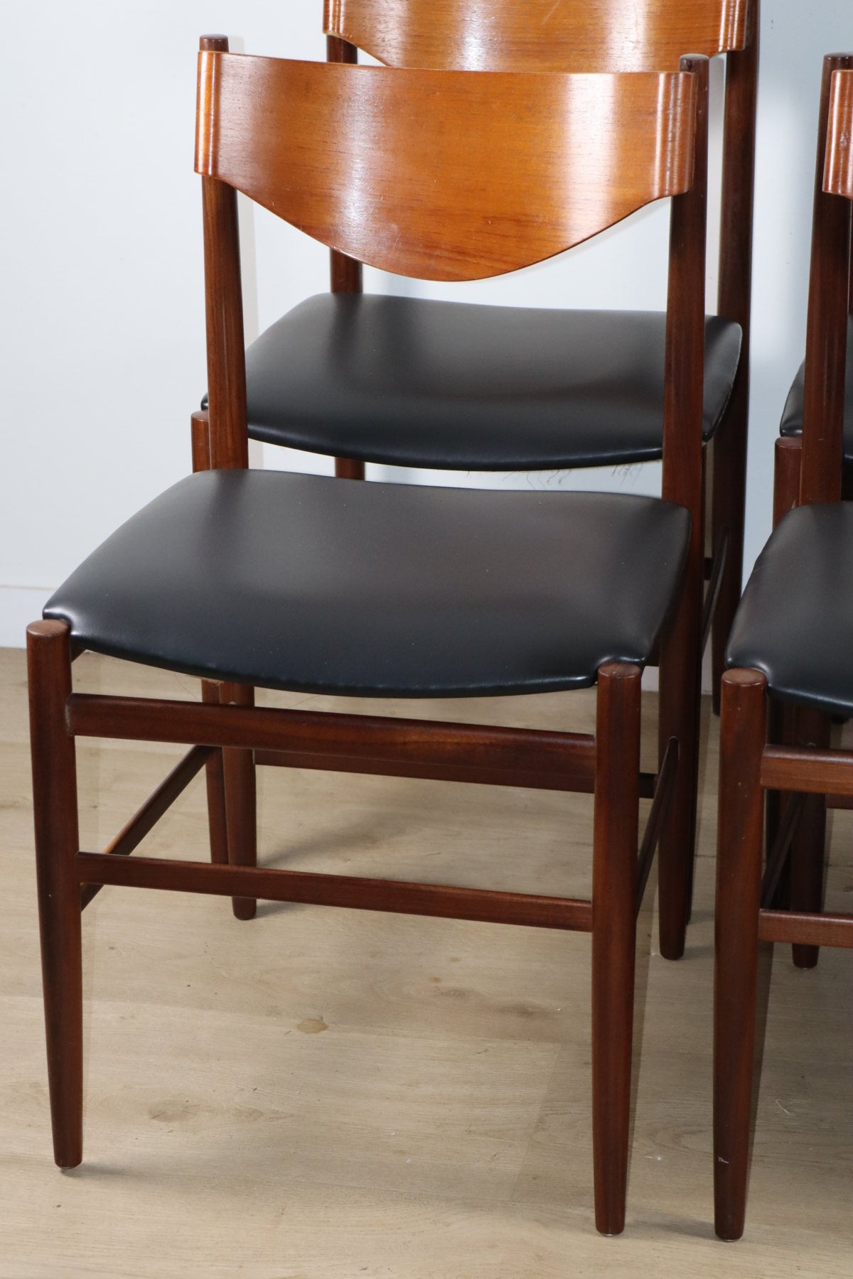 Série de 6 chaises Gianfranco Frattini en teck et skaï noir – années 60