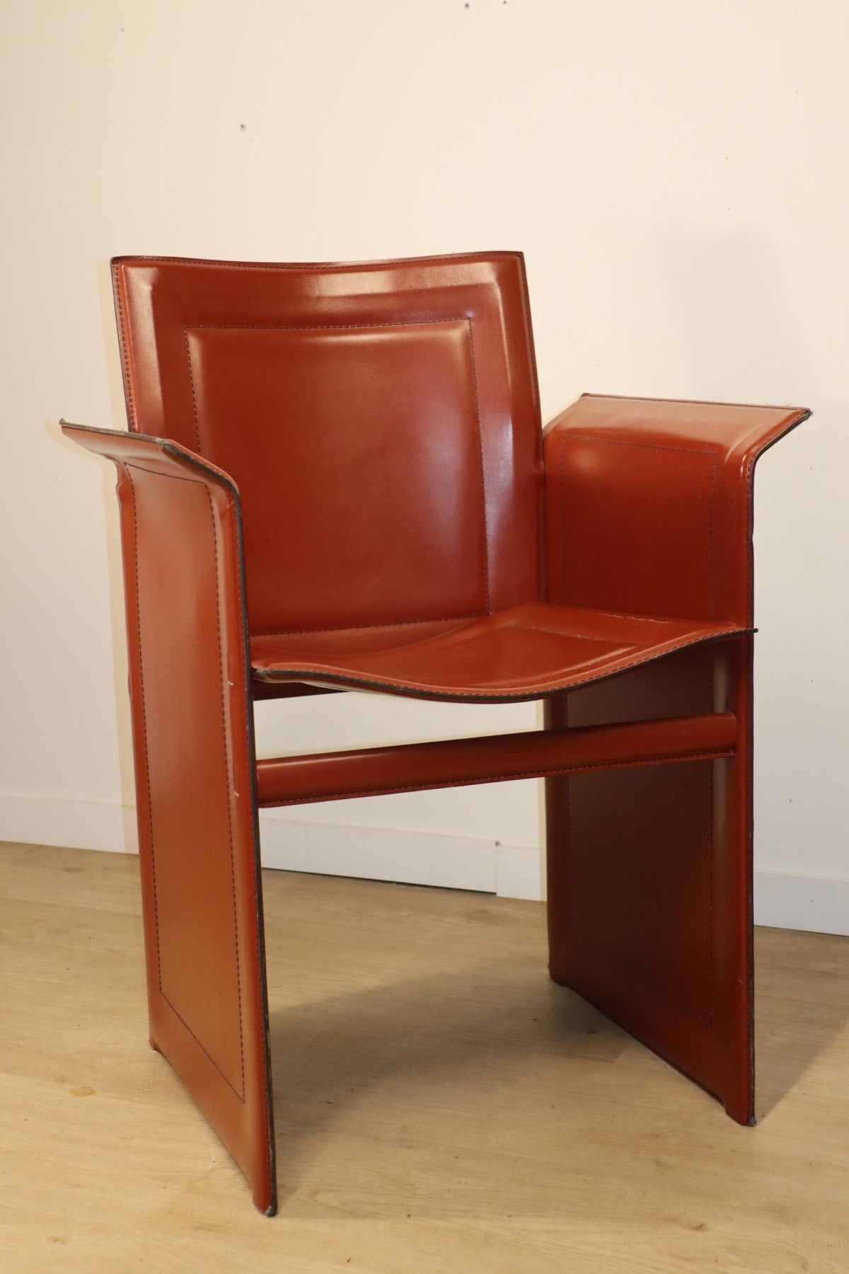 Fauteuil en cuir design minimaliste