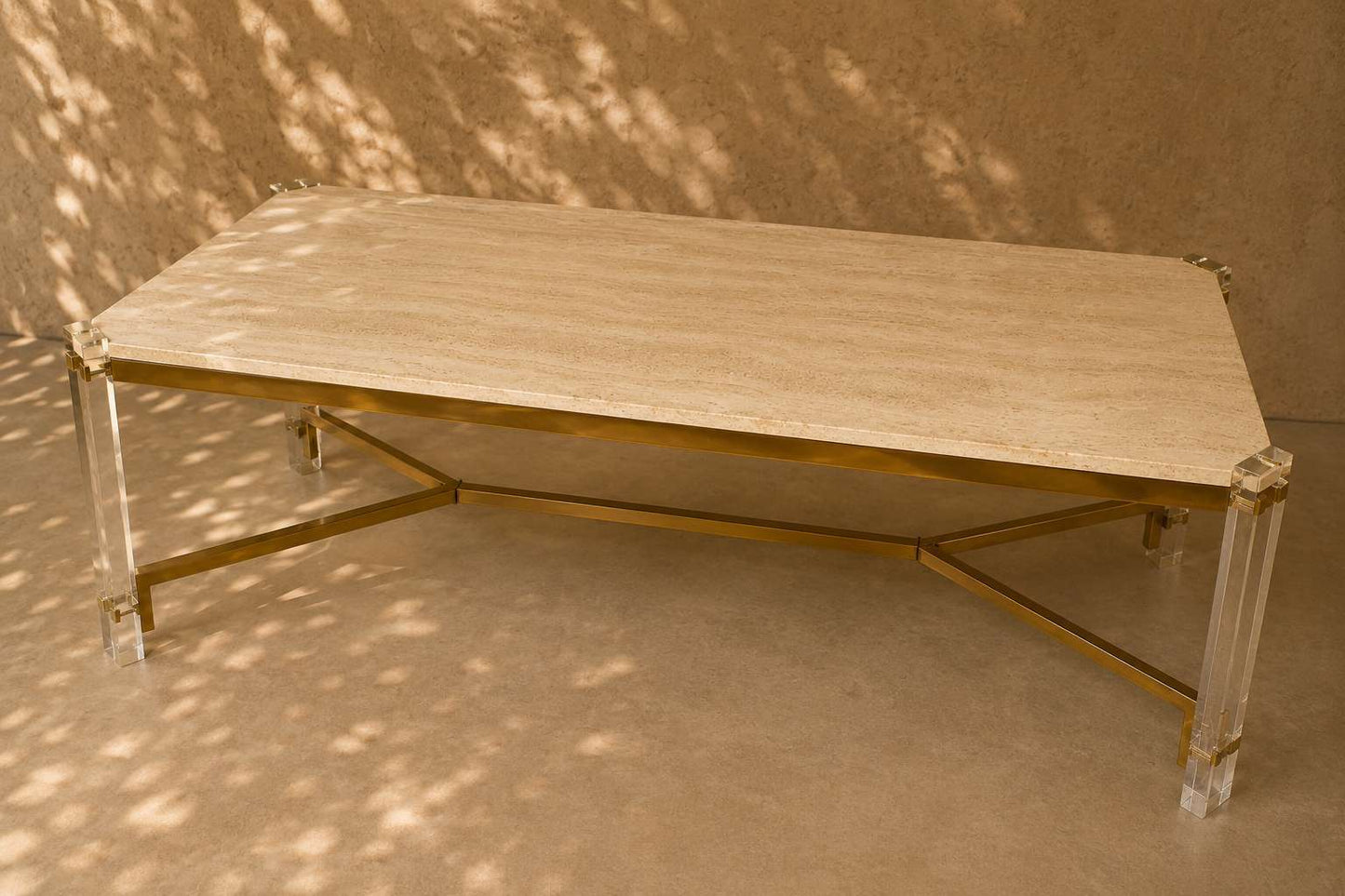 Table de repas années 70 en travertin, métal doré et plexiglas
