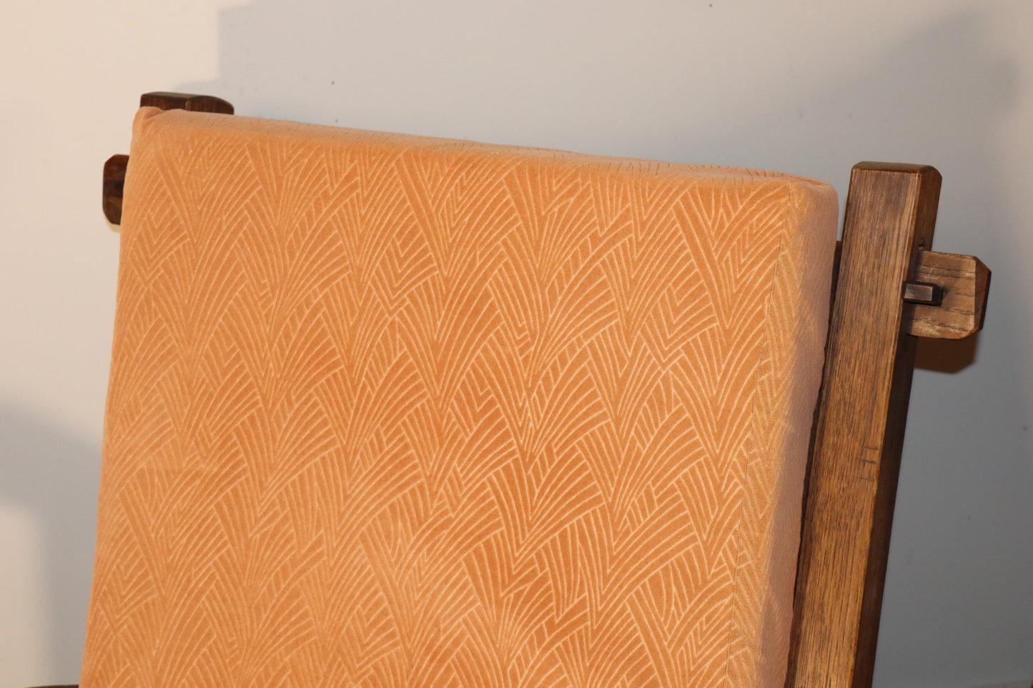 Paire de fauteuils brutalistes en chêne et velours – années 60/70