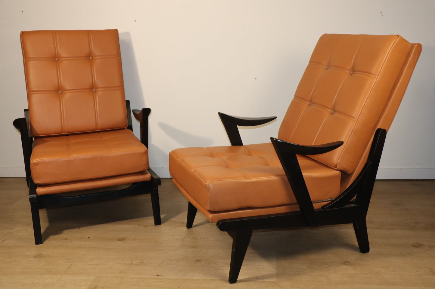 Paire de fauteuils vintage années 50 en bois noir et cuir caramel