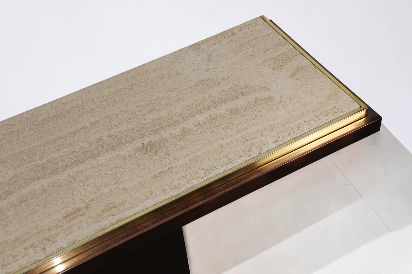 Console minimaliste en travertin et métal patiné — années 70