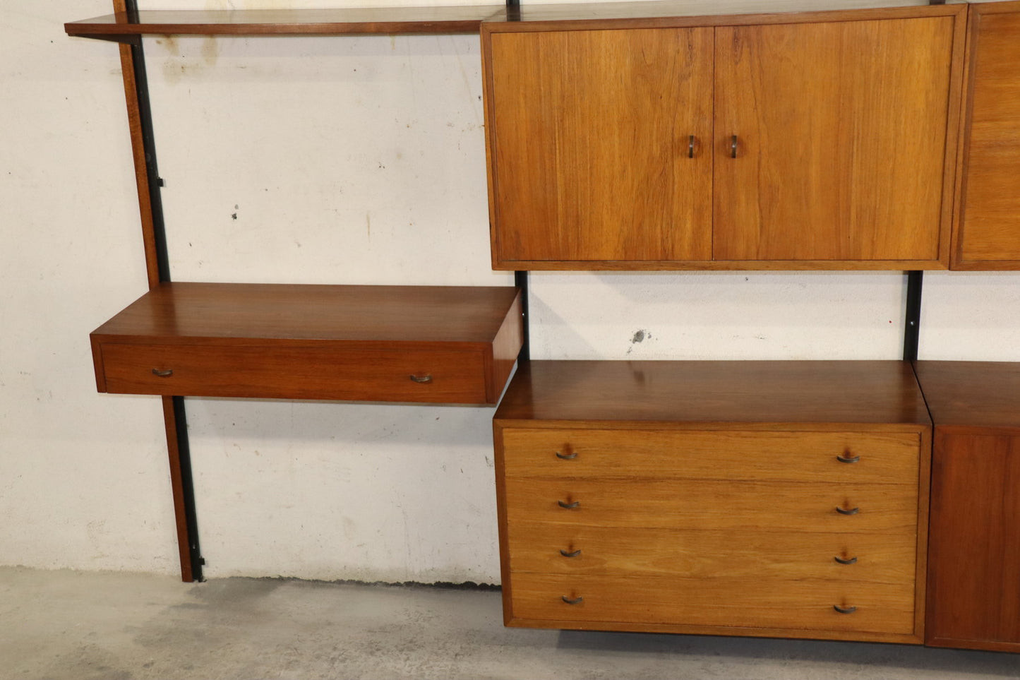 Bibliothèque murale modulable en teck et laiton – années 60