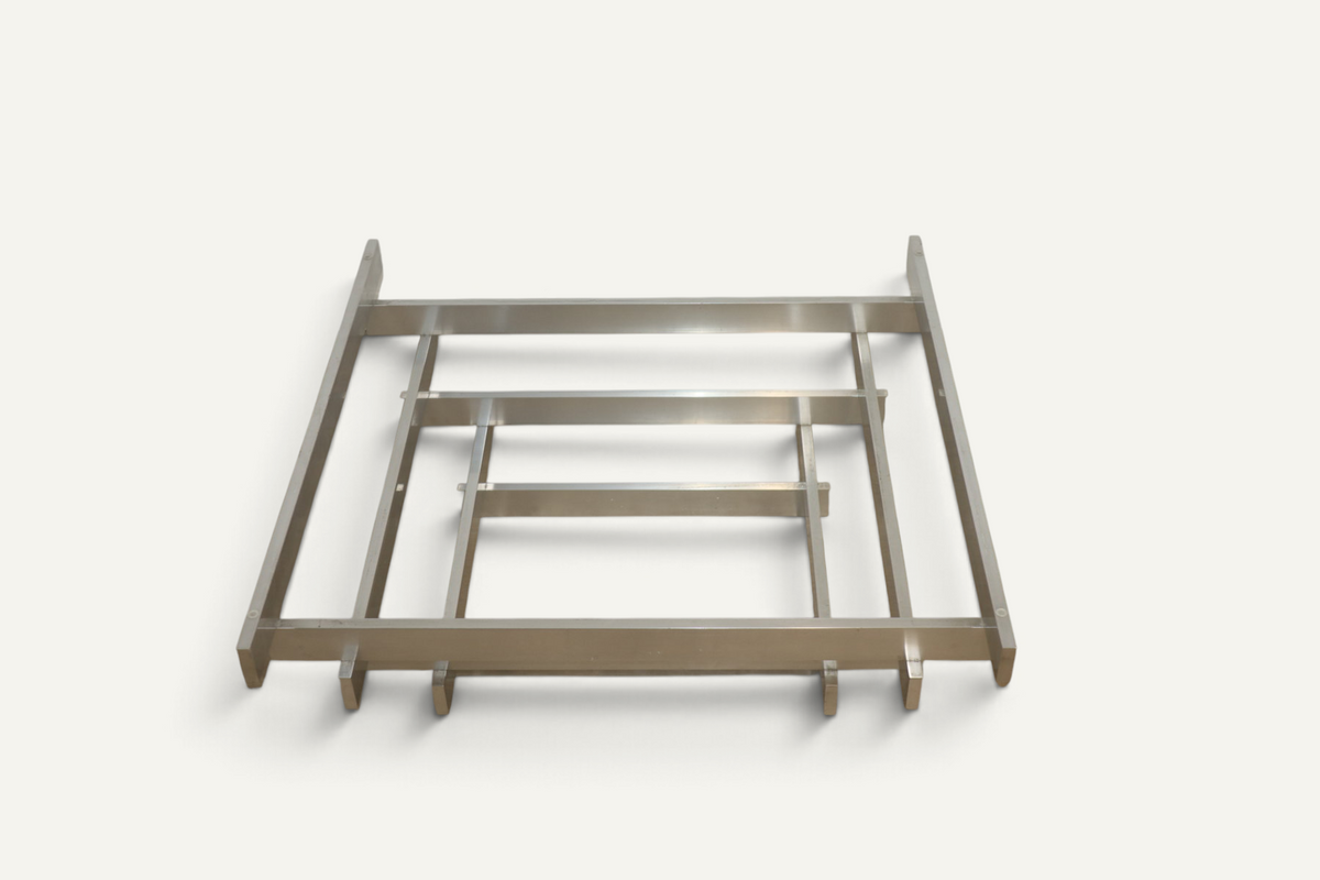 Table basse sculpturale en aluminium brossé et verre – années 1970