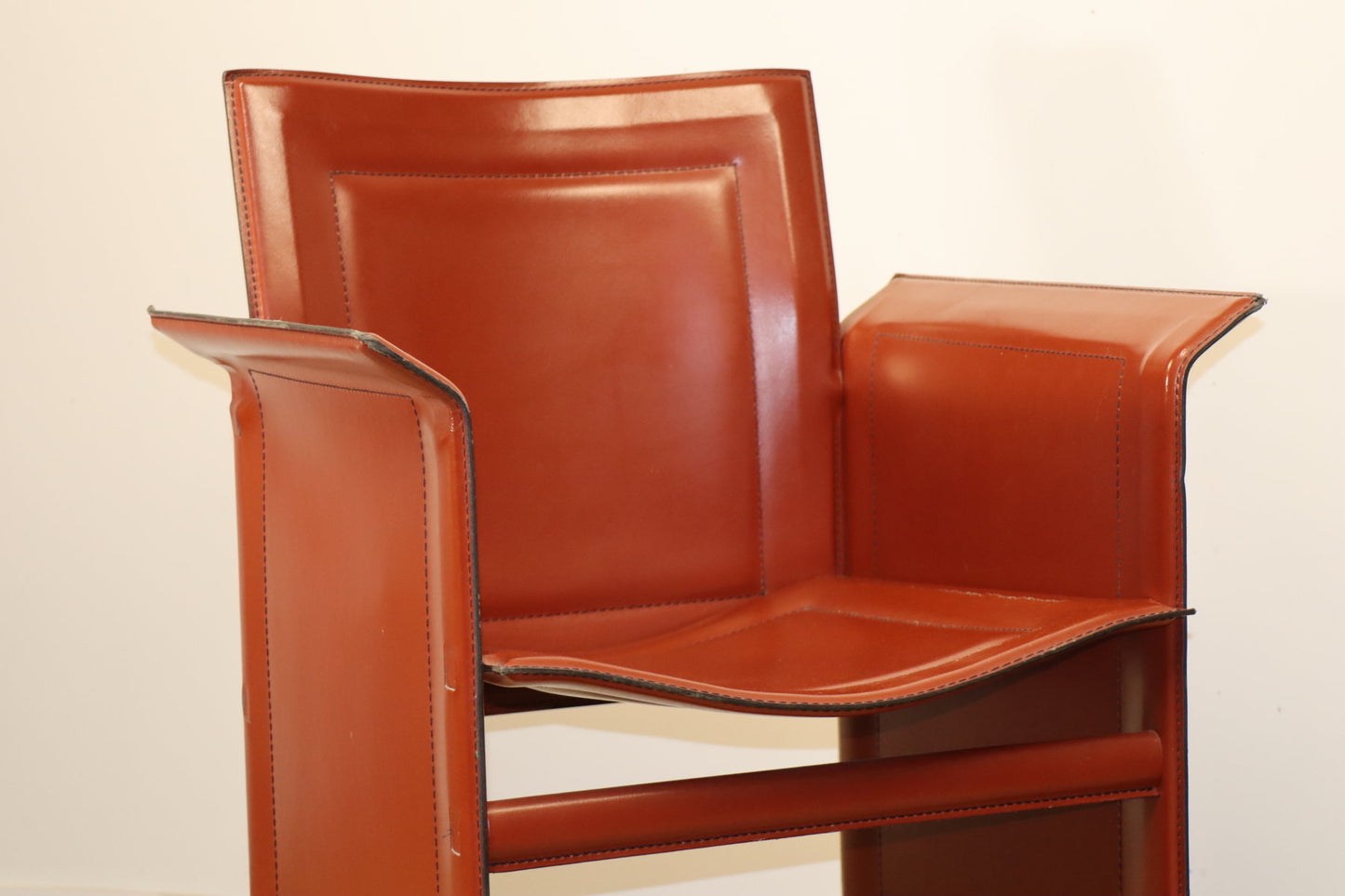 Fauteuil en cuir design minimaliste