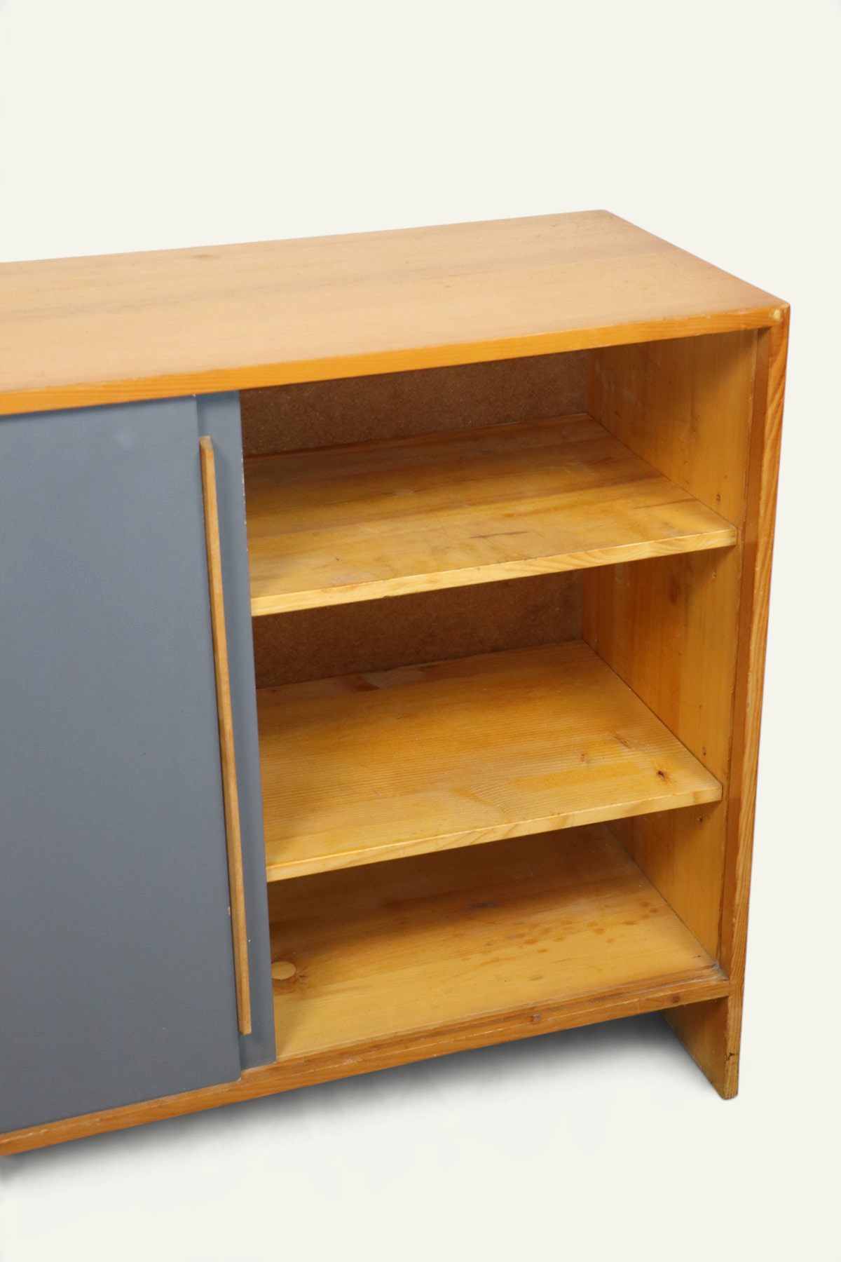 Meuble d’appoint vintage en bois à portes coulissantes – années 60