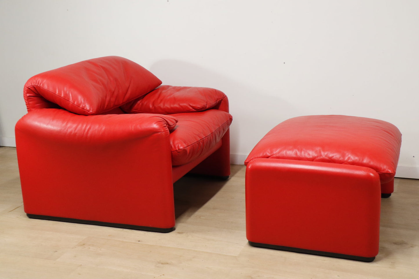 Fauteuil et ottoman Maralunga par Vico Magistretti pour Cassina