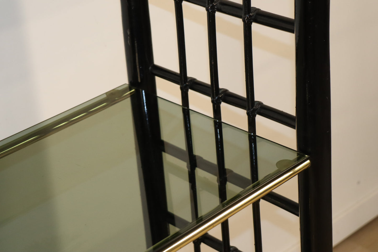 Étagère vintage années 70 en verre fumé et structure façon bambou