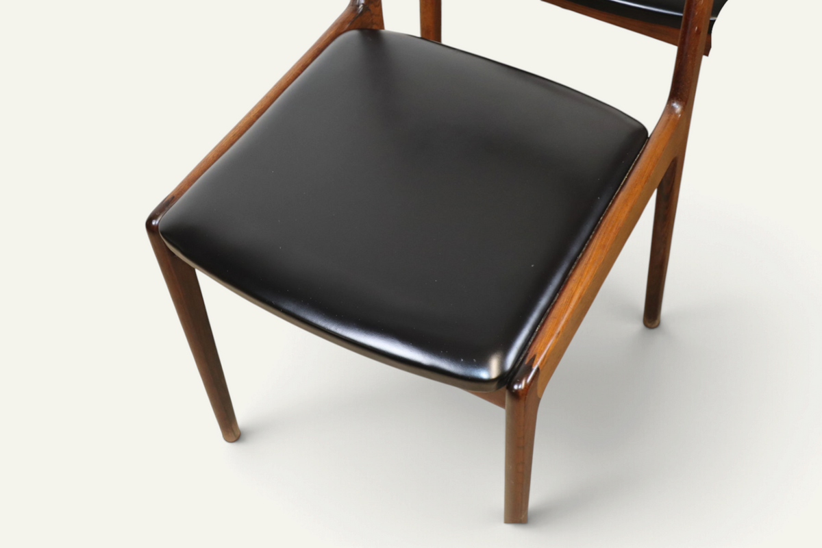 Série de 4 chaises vintage en teck et skaï noir – années 1960