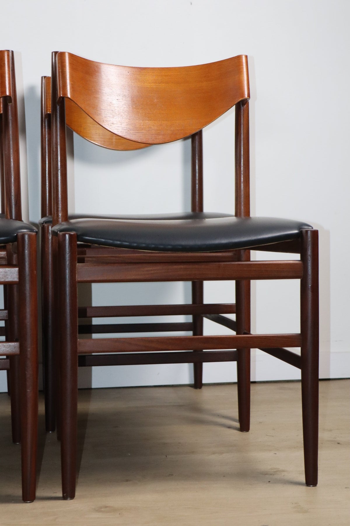 Série de 6 chaises Gianfranco Frattini en teck et skaï noir – années 60