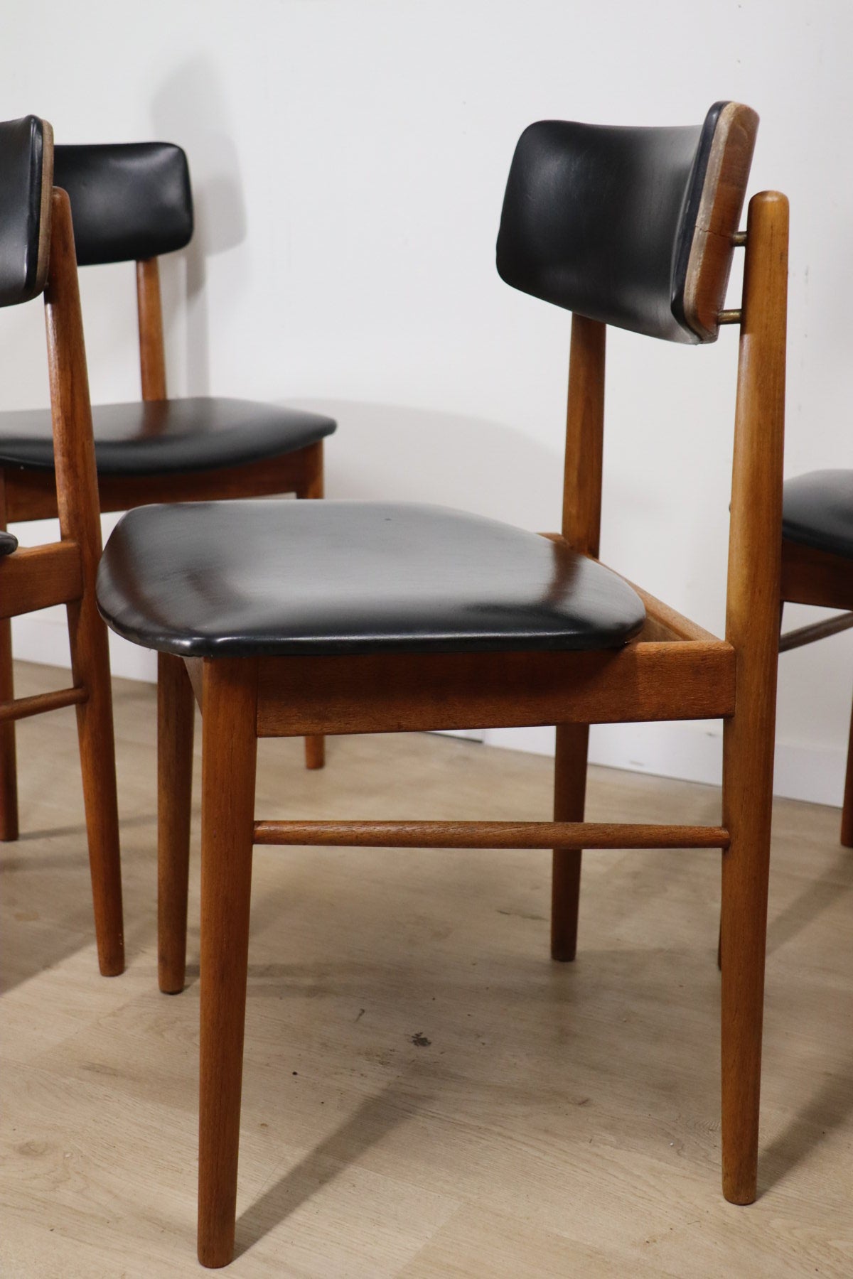 Série de 4 chaises scandinave en teck et skaï, 1960