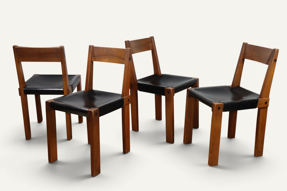 Série de 4 chaises S24 de Pierre Chapo – Orme massif et cuir noir – 1970