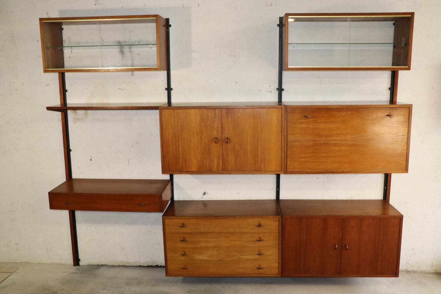 Bibliothèque murale modulable en teck et laiton – années 60