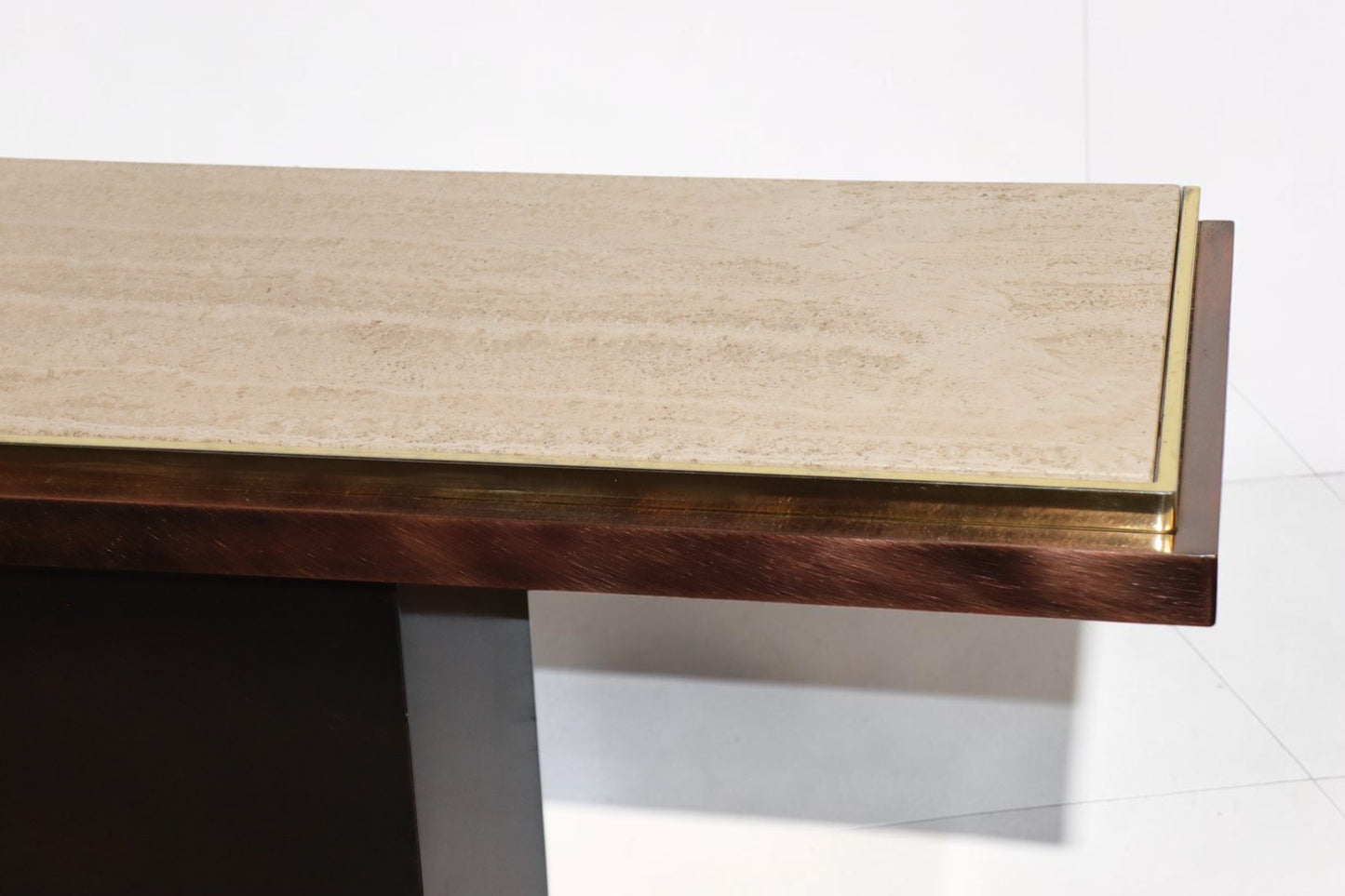Console minimaliste en travertin et métal patiné — années 70