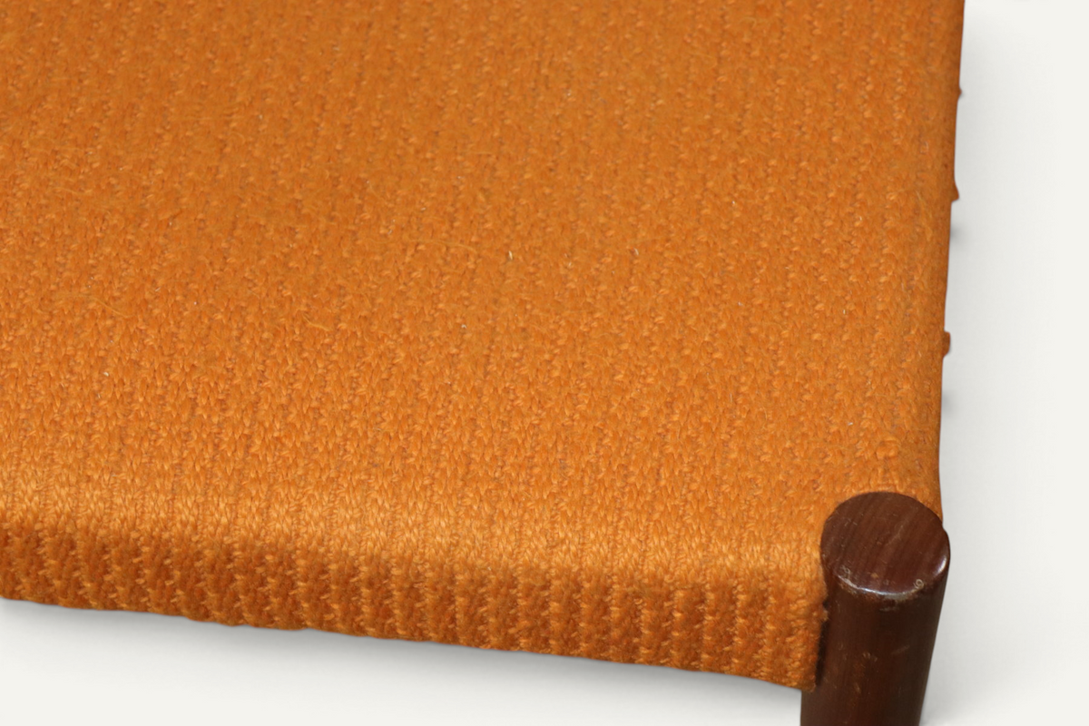 Série de 4 chaises vintage en teck et laine orange – années 60