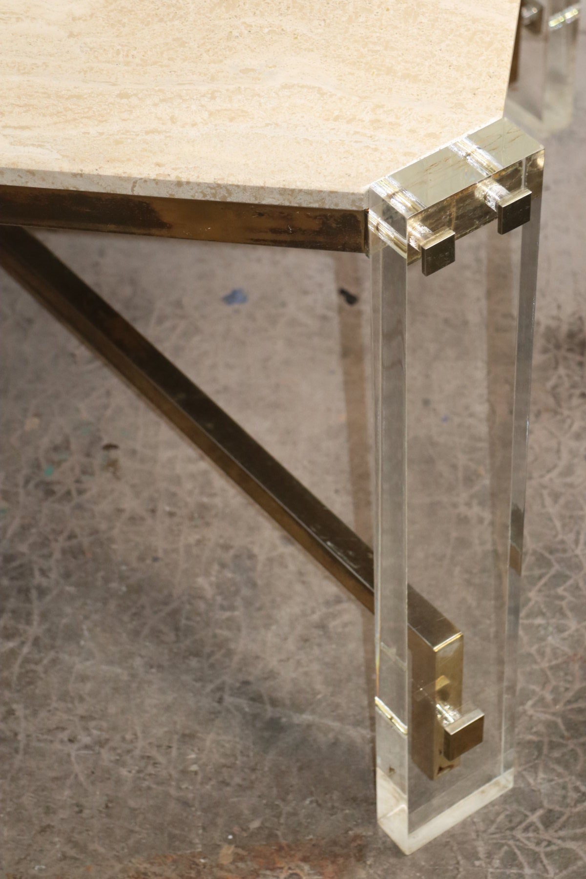 Table de repas années 70 en travertin, métal doré et plexiglas