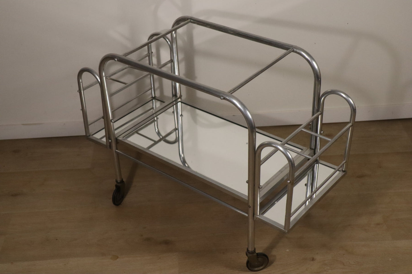 Desserte roulante vintage années 70 en métal chromé et verre miroir