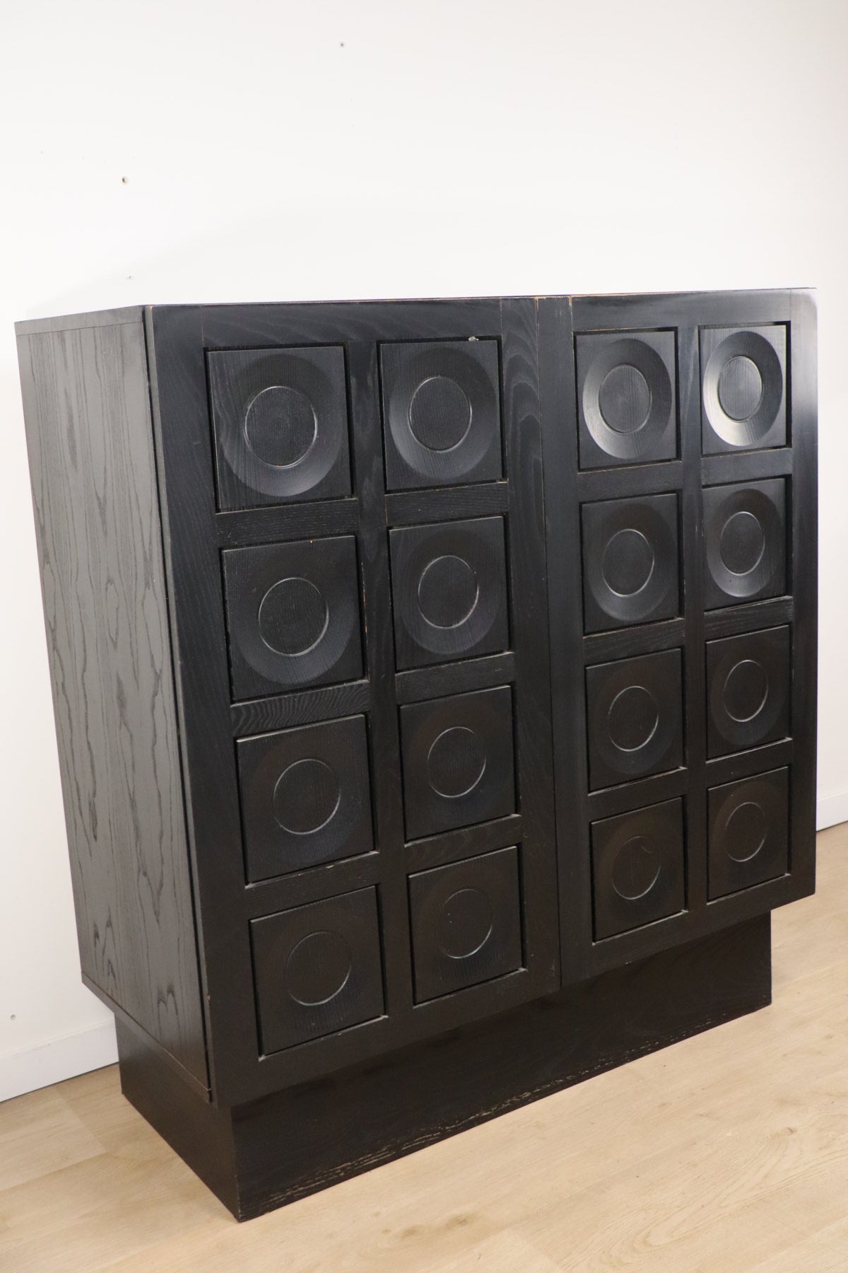 Cabinet buffet brutaliste sculpturale en bois noirci, 1970