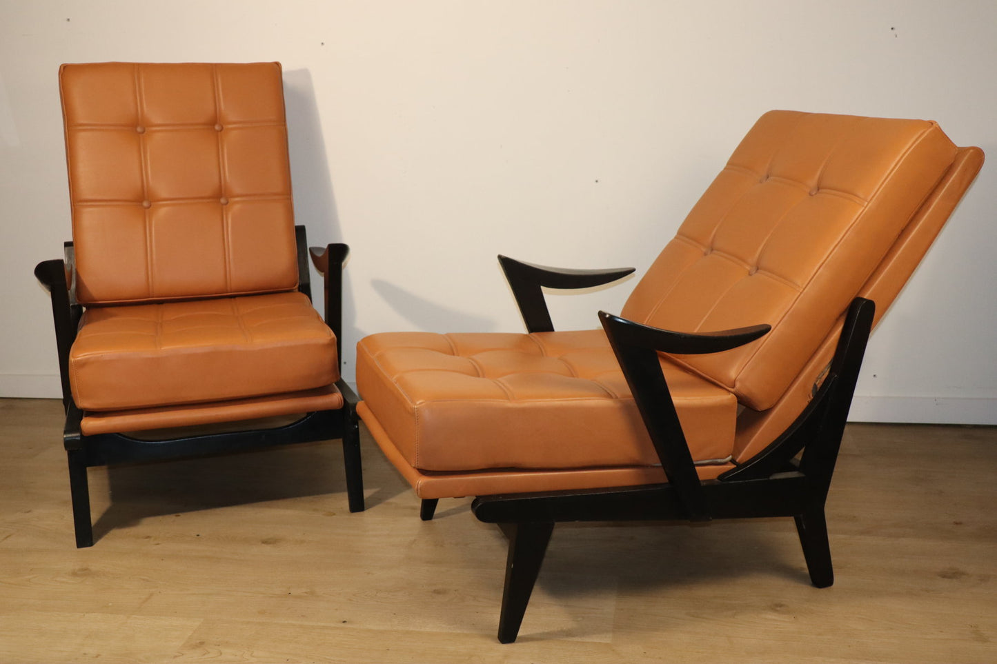 Paire de fauteuils vintage années 50 en bois noir et cuir caramel