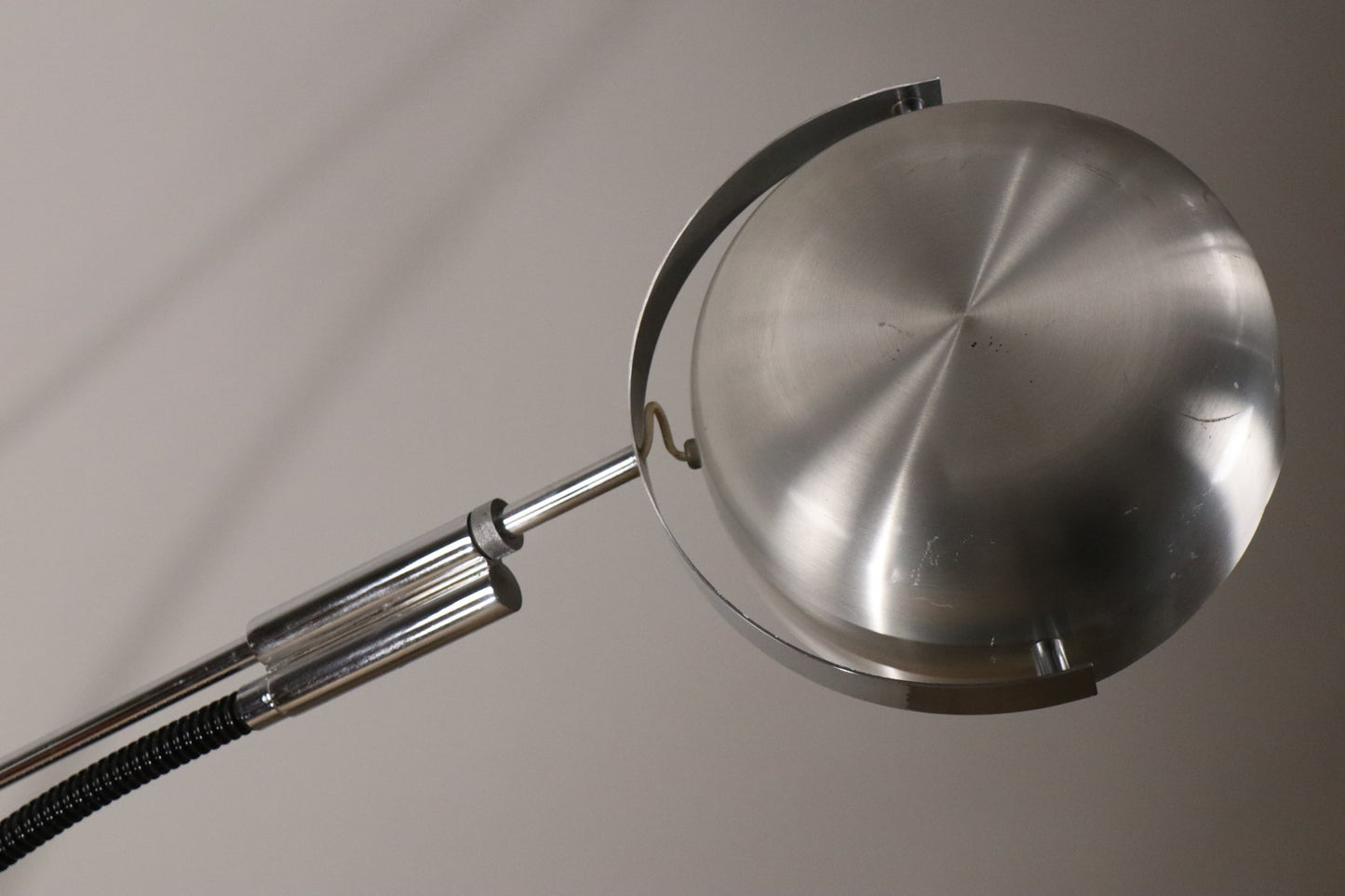 Lampadaire vintage arc à balancier en métal chromé, 1970