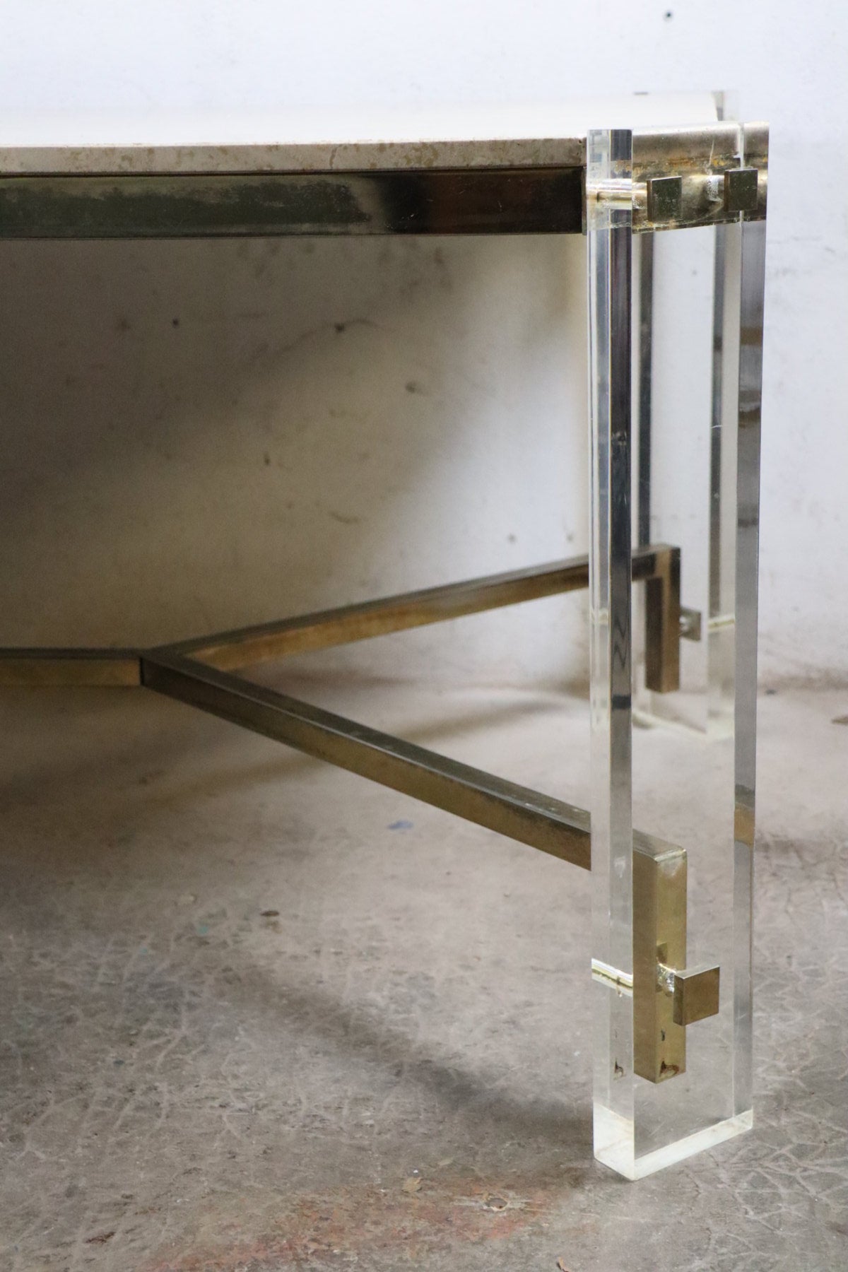 Table de repas années 70 en travertin, métal doré et plexiglas