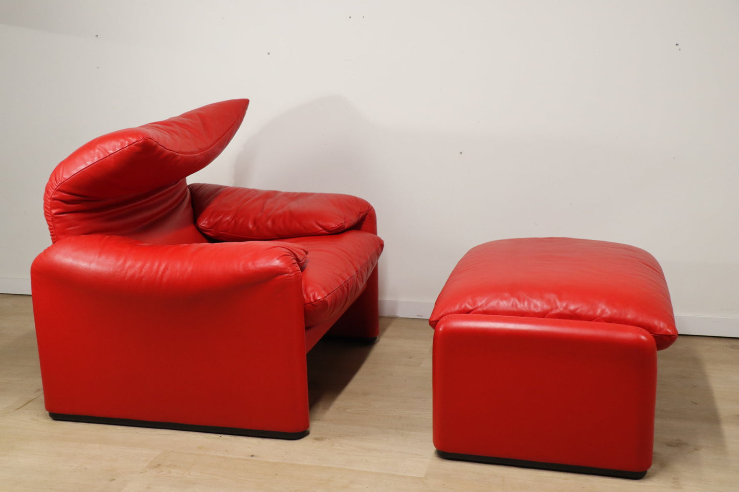 Fauteuil et ottoman Maralunga par Vico Magistretti pour Cassina