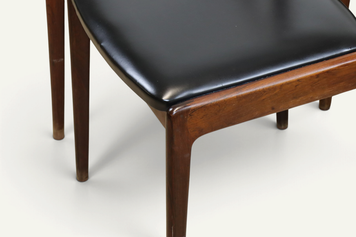 Série de 4 chaises vintage en teck et skaï noir – années 1960