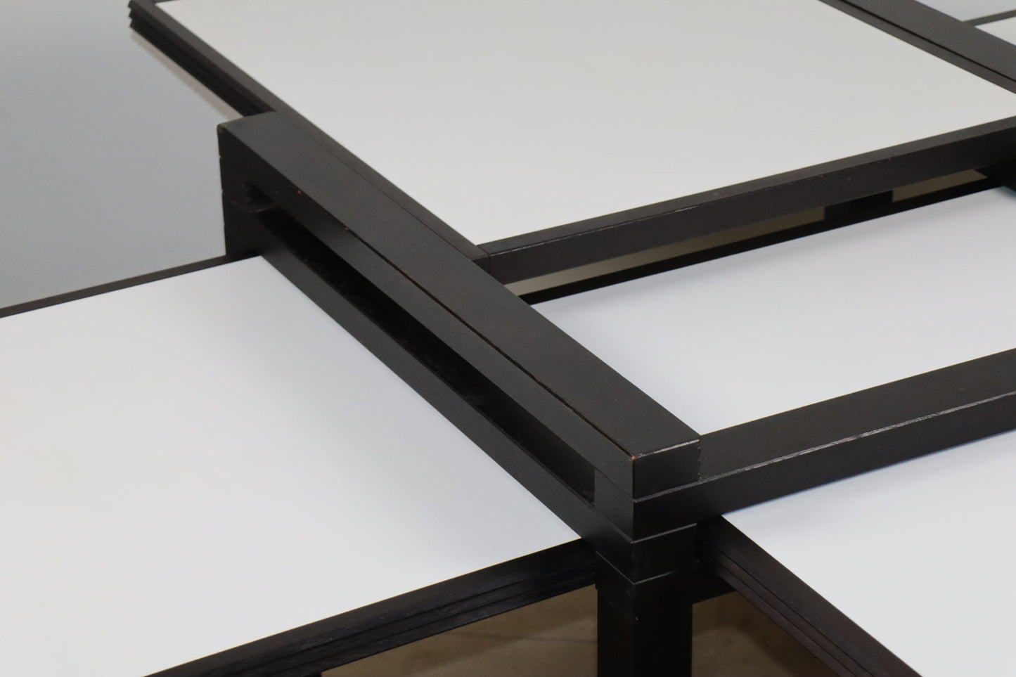 Table modulable bi-colore Bernard Vuarnesson - Années 80