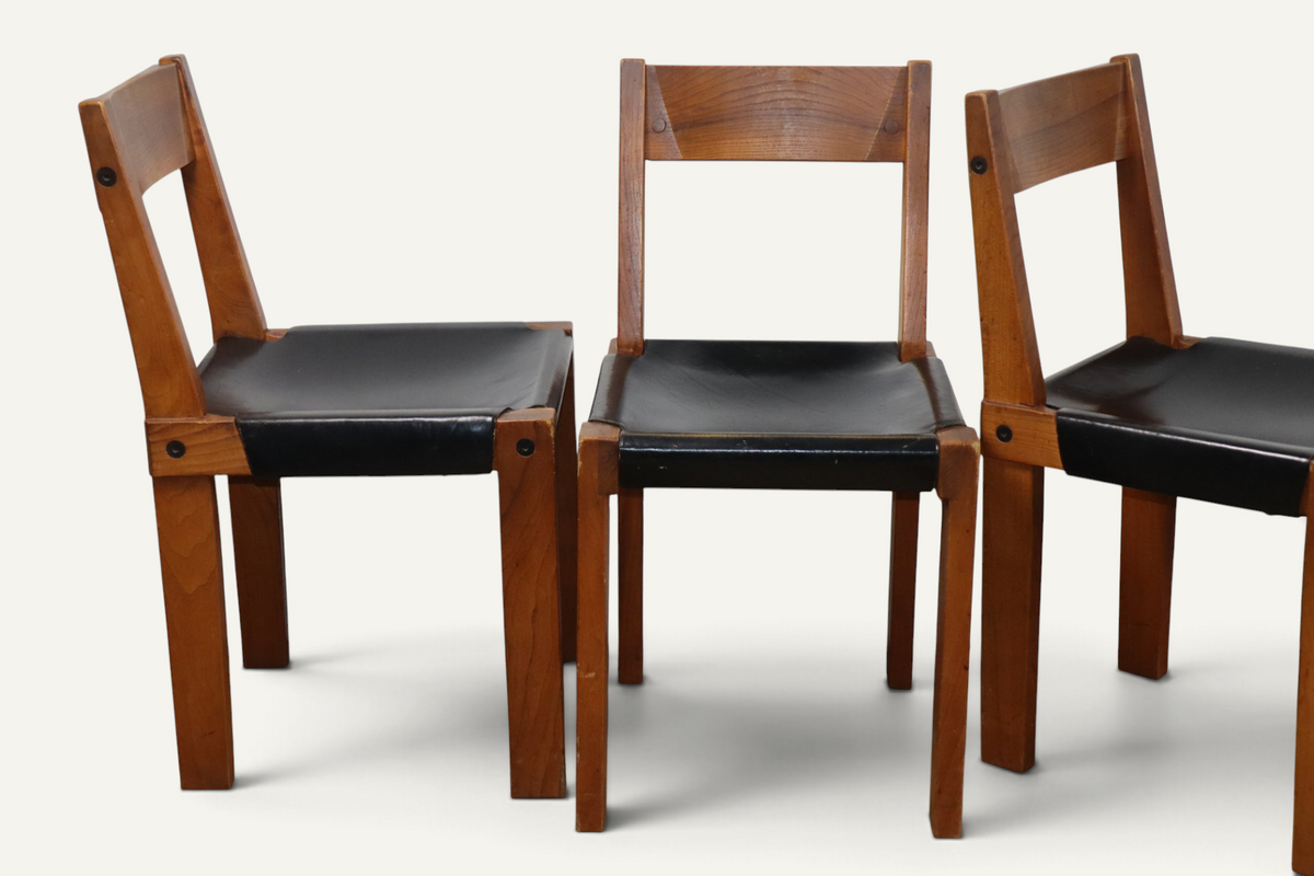 Série de 4 chaises S24 de Pierre Chapo – Orme massif et cuir noir – 1970