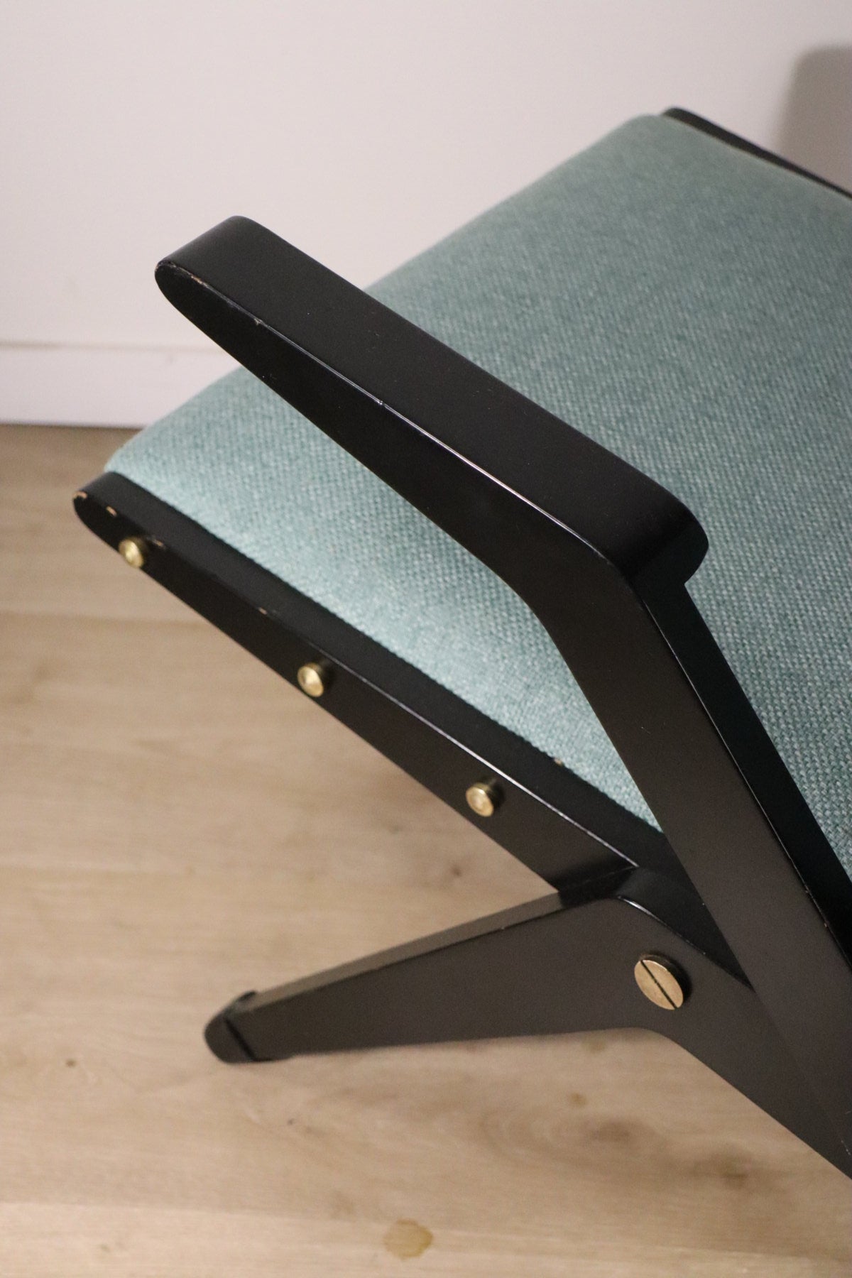 Fauteuil vintage années 60 en bois noir et tissu