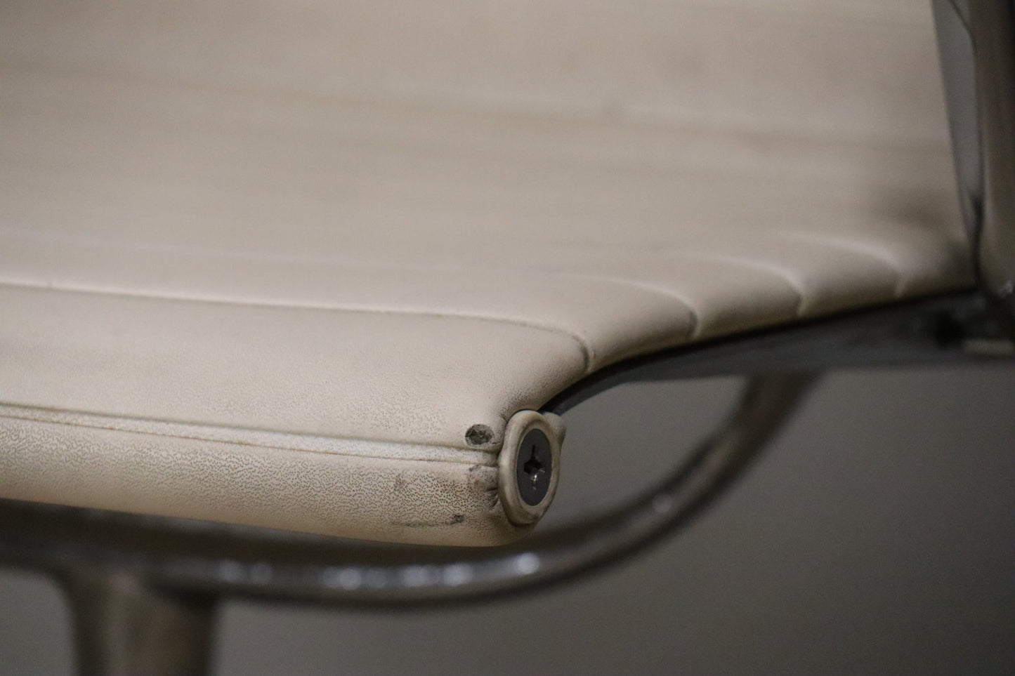 Fauteuil EA 108 en cuir – Charles & Ray Eames – Herman Miller – 1960