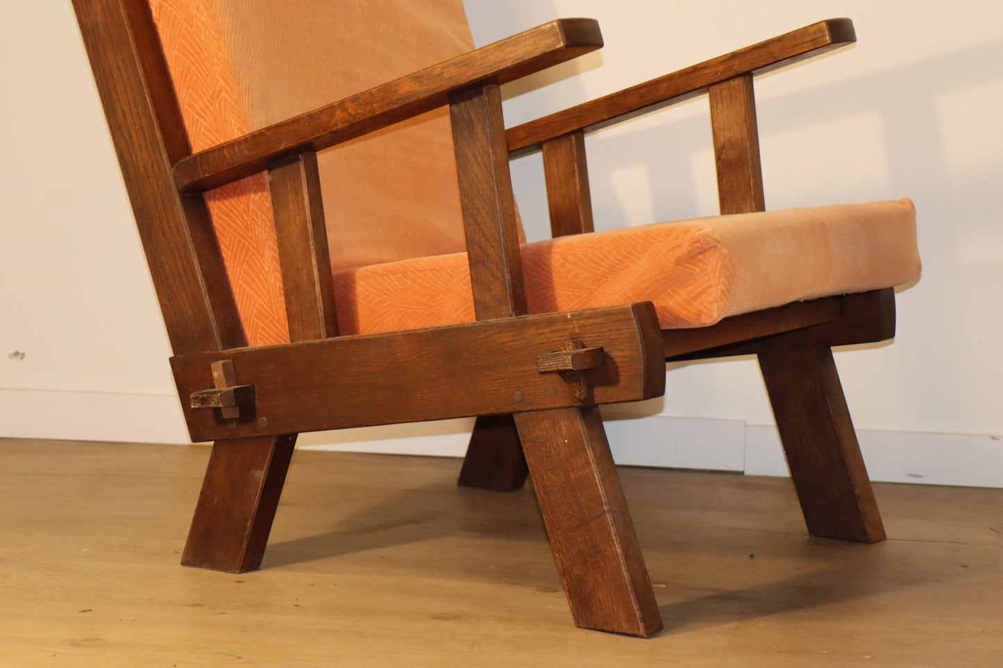 Paire de fauteuils brutalistes en chêne et velours – années 60/70