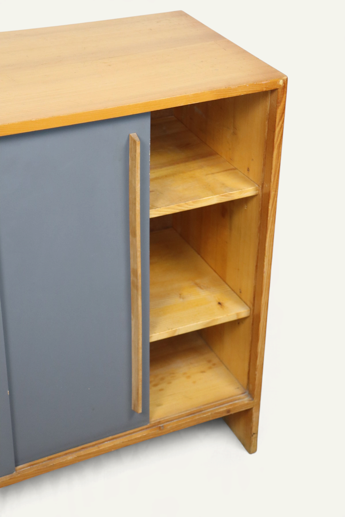 Meuble d’appoint vintage en bois à portes coulissantes – années 60