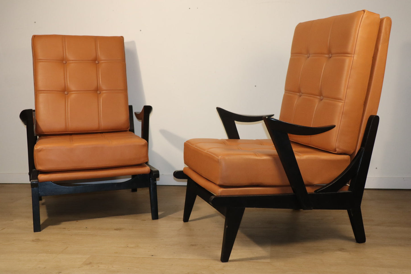 Paire de fauteuils vintage années 50 en bois noir et cuir caramel