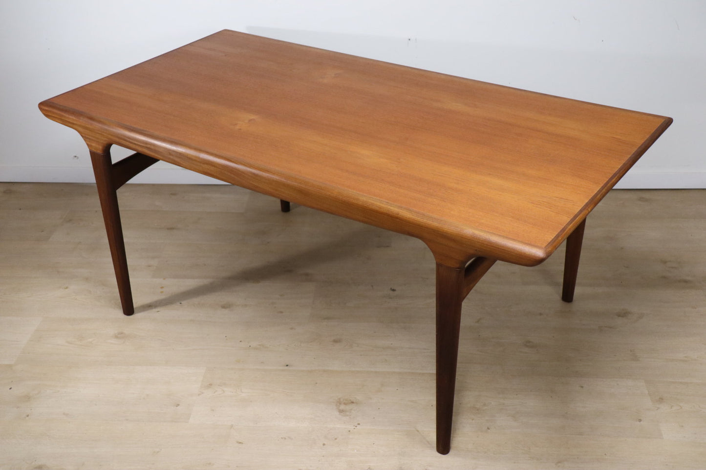 Table de repas scandinave par Johannes Andersen en teck, 1960