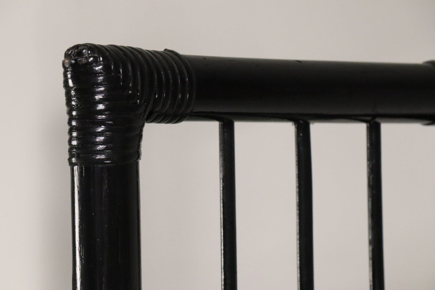 Étagère vintage années 70 en verre fumé et structure façon bambou