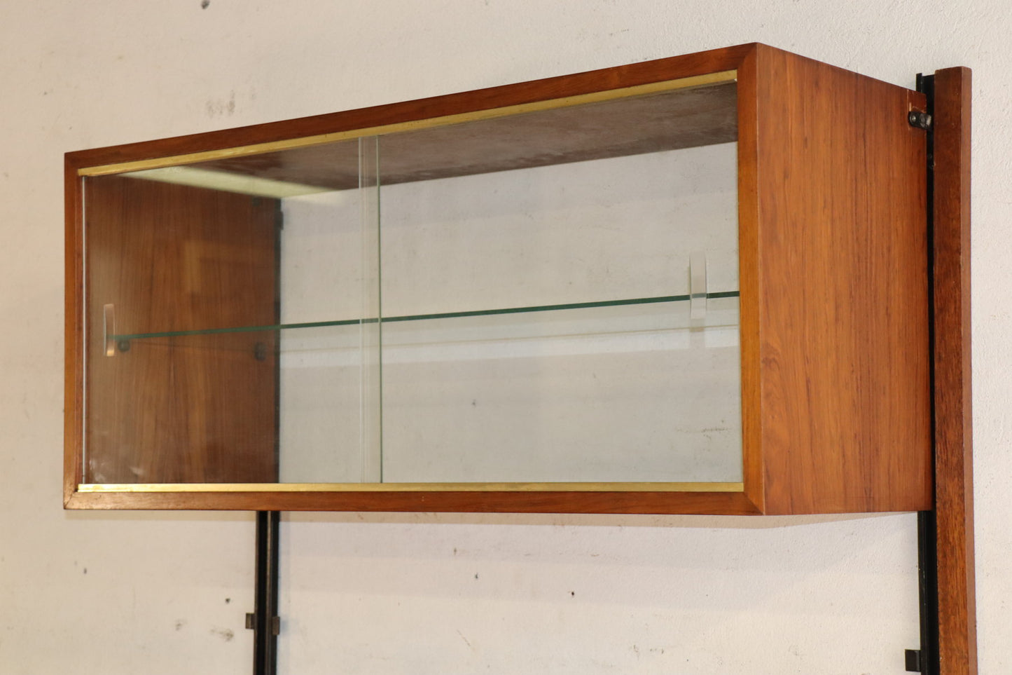 Bibliothèque murale modulable en teck et laiton – années 60