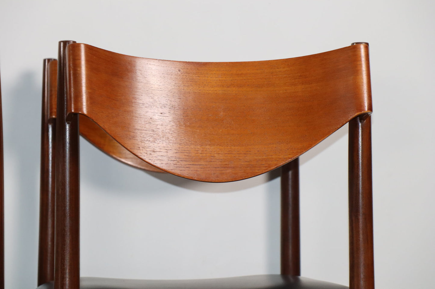 Série de 6 chaises Gianfranco Frattini en teck et skaï noir – années 60