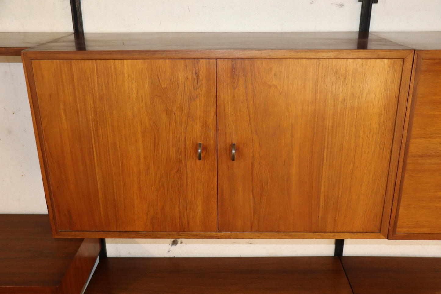 Bibliothèque murale modulable en teck et laiton – années 60