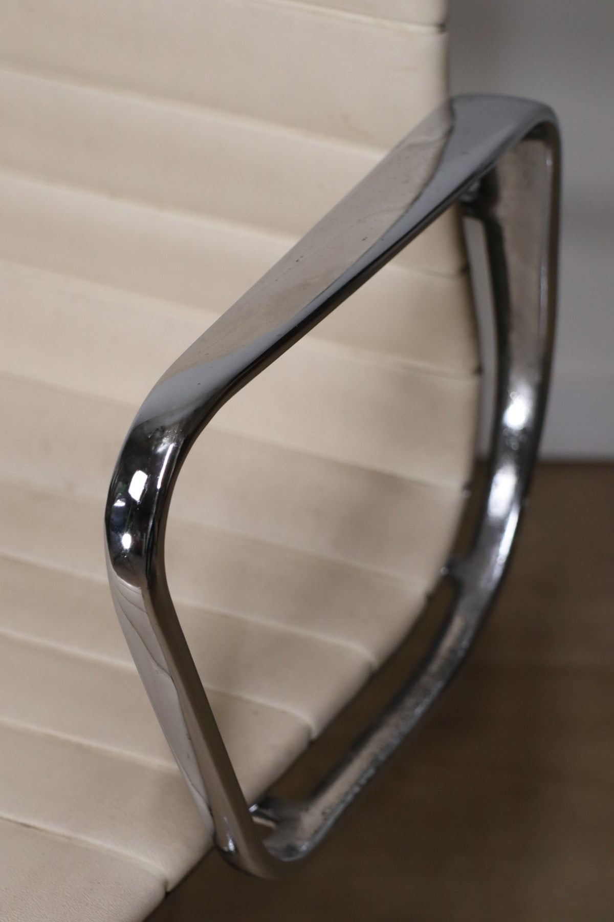 Fauteuil EA 108 en cuir – Charles & Ray Eames – Herman Miller – 1960